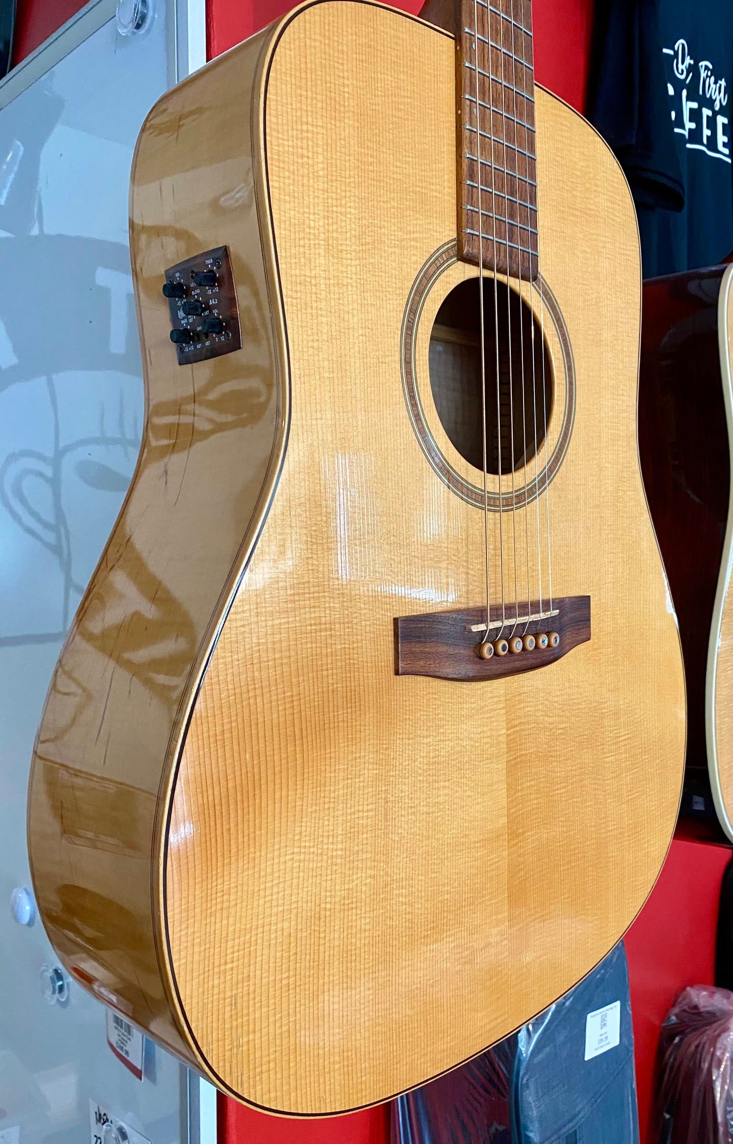 Simon & Patrick SC-FLM Showcase Acoustic Electric Guitar with Tric Case
