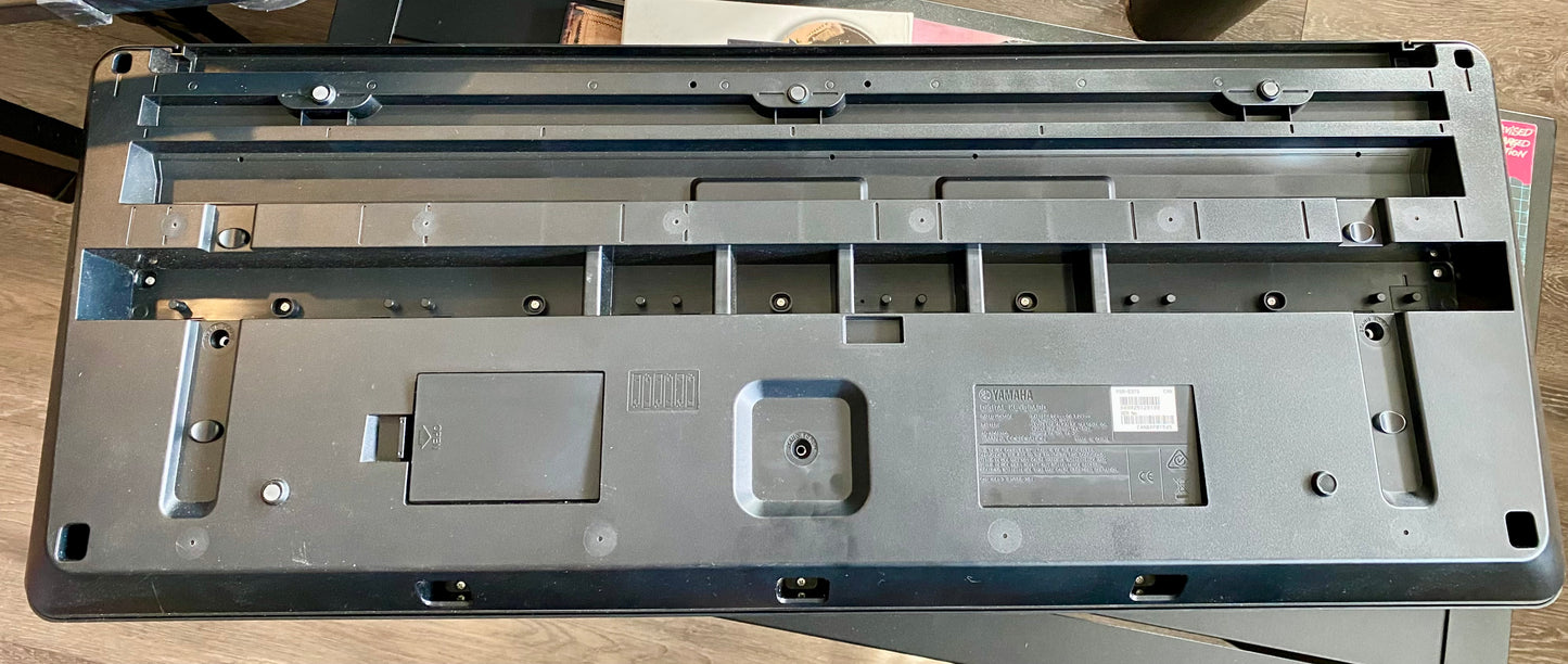 Yamaha PSRE273 61 Note Digital Keyboard PSR-E273 Used